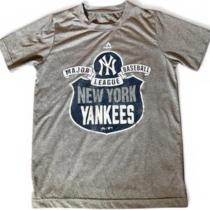 Majestic Distressed Gray Kids New York Yankees Graphic Tee Size Medium